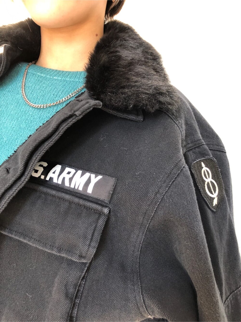 ブラック系のその他パンツ、ブラック系のミリタリージャケット、ブルー系のニット/セーターを着用したレディースの冬コーディネートの6枚目の写真