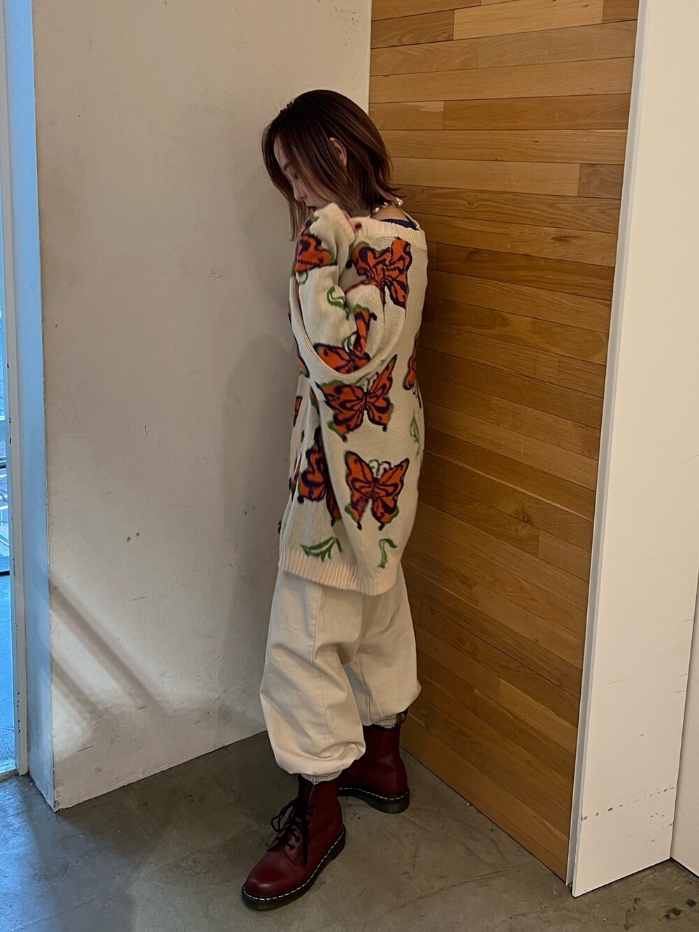 ホワイト系のカーディガン/ボレロ、パープル系のTシャツ/カットソー、ホワイト系のその他パンツを着用したレディースの冬コーディネートの2枚目の写真