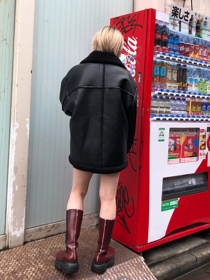 ホワイト系のTシャツ/カットソー、ブラック系のムートンコートを着用したレディースの秋コーディネートの4枚目の写真