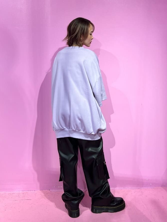 ブラック系のブーツ、ブラック系のTシャツ/カットソー、パープル系のスウェットを着用したレディースの秋コーディネートの5枚目の写真