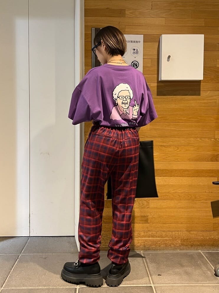 ブラック系のその他シューズ、ブラック系のトートバッグ、パープル系のTシャツ/カットソーを着用したレディースの夏コーディネートの4枚目の写真