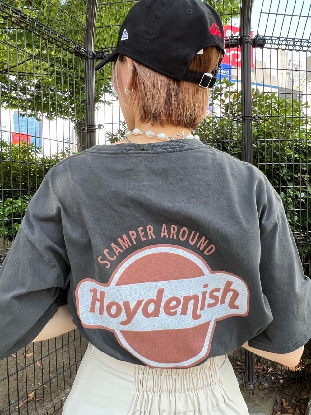 ホワイト系のスカート、イエロー系のボストンバッグ、ブラック系のTシャツ/カットソーを着用したレディースの夏コーディネートの6枚目の写真