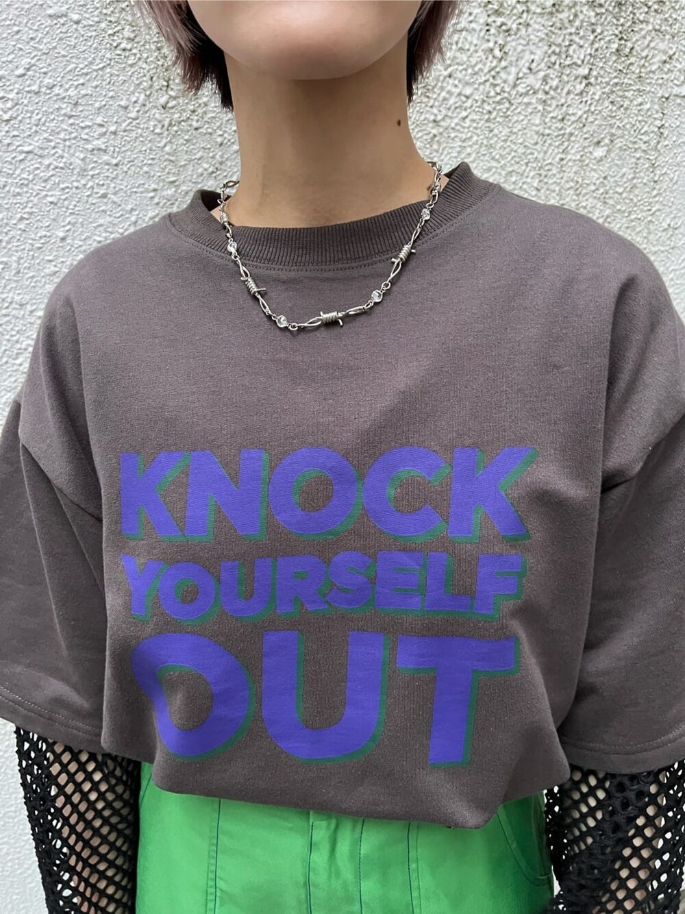 グリーン系のスラックス、ブラック系のTシャツ/カットソー、ブラック系のワンピースを着用したレディースの夏コーディネートの6枚目の写真