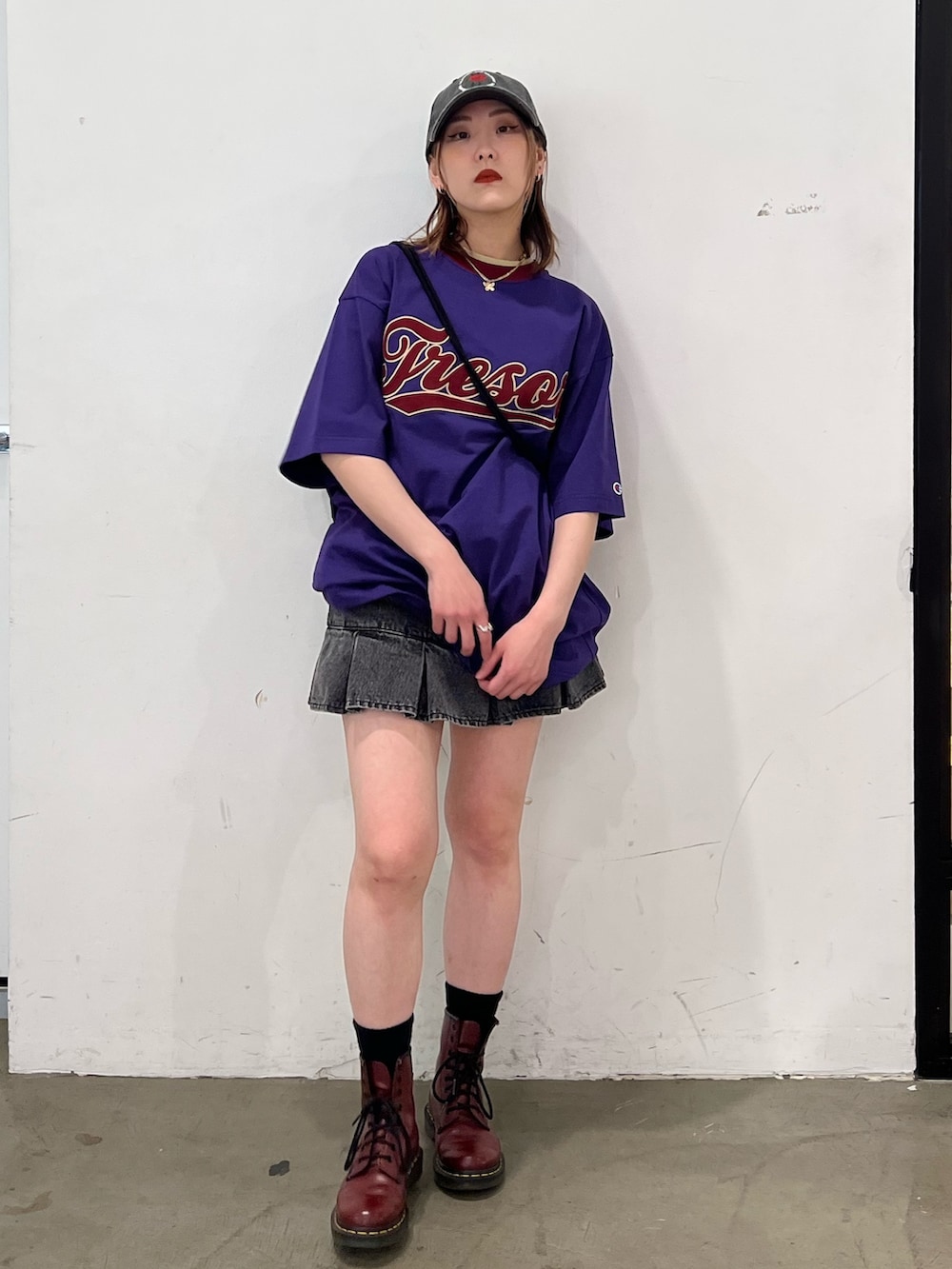 ブラック系のデニムパンツ、パープル系のTシャツ/カットソー、ホワイト系のショルダーバッグを着用したレディースの春コーディネートの10枚目の写真