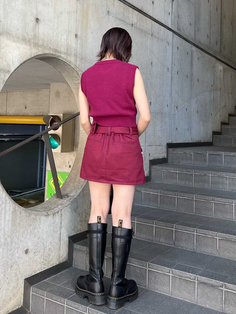 レッド系のその他パンツ、ピンク系のベストを着用したレディースの春コーディネートの3枚目の写真