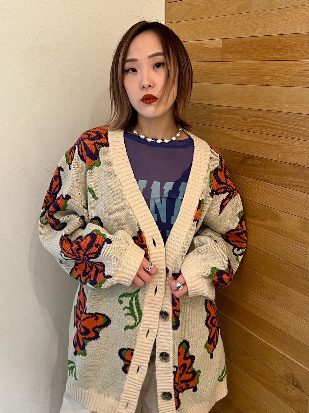 ホワイト系のカーディガン/ボレロ、パープル系のTシャツ/カットソー、ホワイト系のその他パンツを着用したレディースの冬コーディネートの5枚目の写真