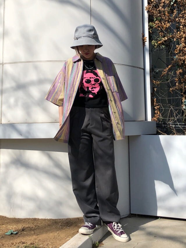 ブラック系のキャミソール、ブラック系のTシャツ/カットソー、イエロー系のシャツ/ブラウスを着用したレディースの夏コーディネートの5枚目の写真