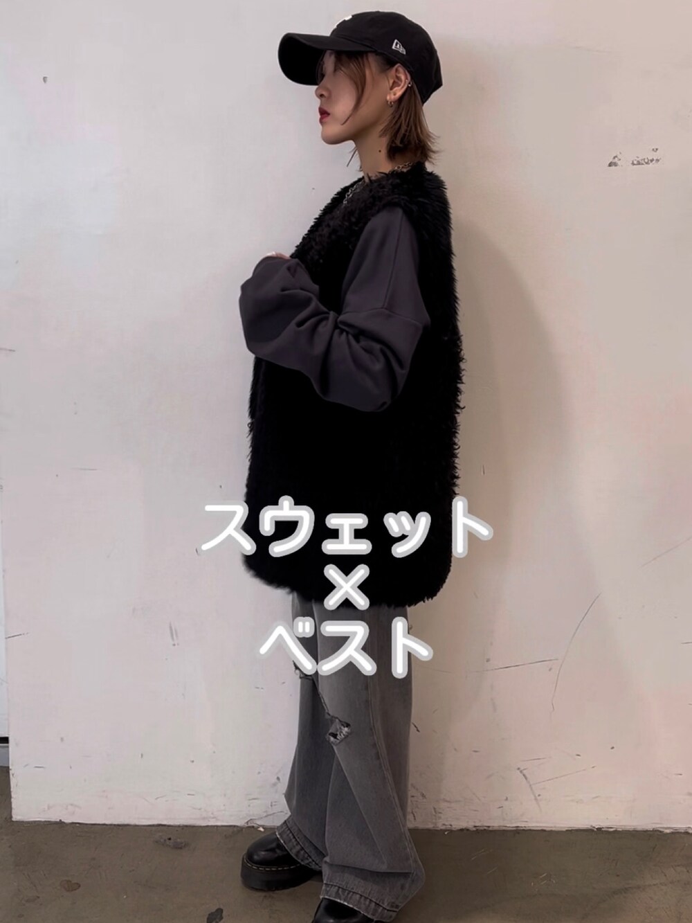 ブラック系のモッズコート、ブラック系のスウェット、ブラック系のデニムパンツを着用したレディースの秋コーディネートの2枚目の写真