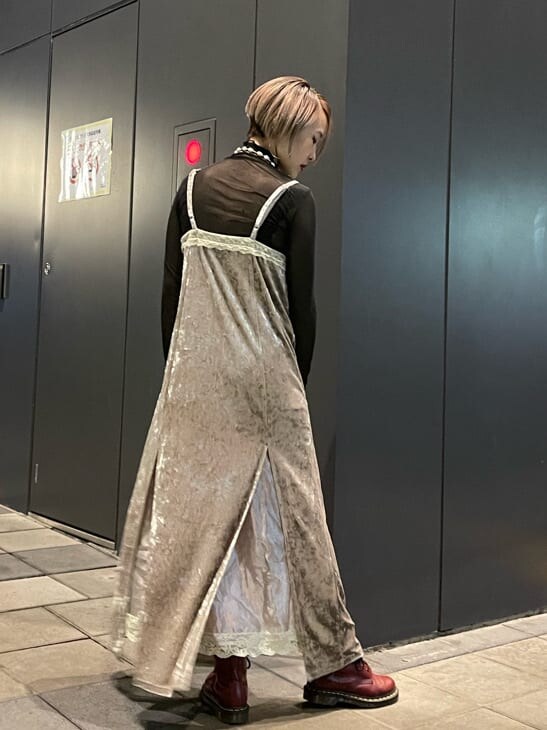 ホワイト系のワンピース、ブラック系のキャミソール、ブラック系のTシャツ/カットソーを着用したレディースの秋コーディネートの4枚目の写真