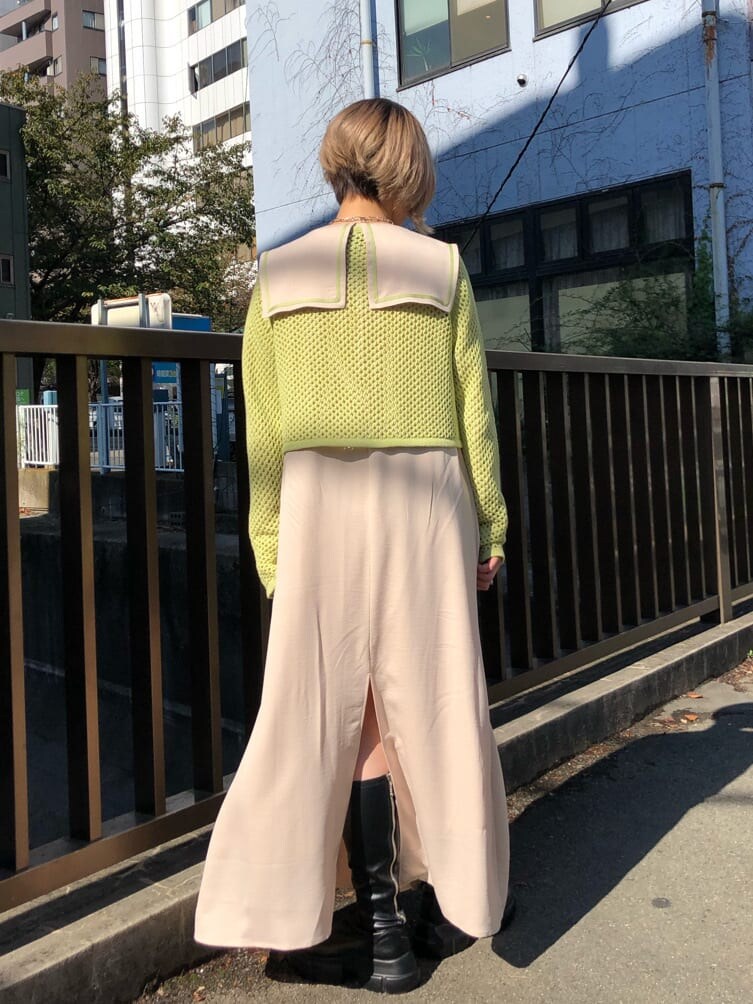 ホワイト系のワンピース、グリーン系のカーディガン/ボレロを着用したレディースの冬コーディネートの3枚目の写真