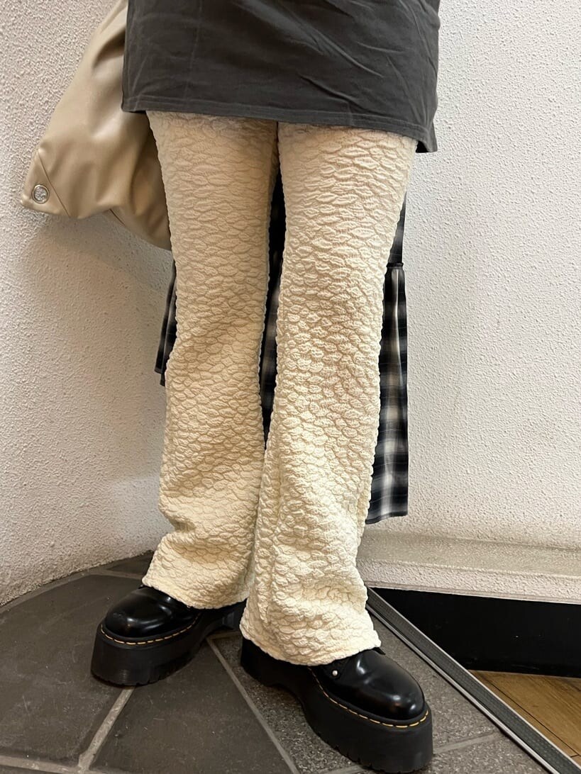 その他のワンピース、ホワイト系のバックパック/リュック、ホワイト系のその他パンツを着用したレディースの夏コーディネートの7枚目の写真