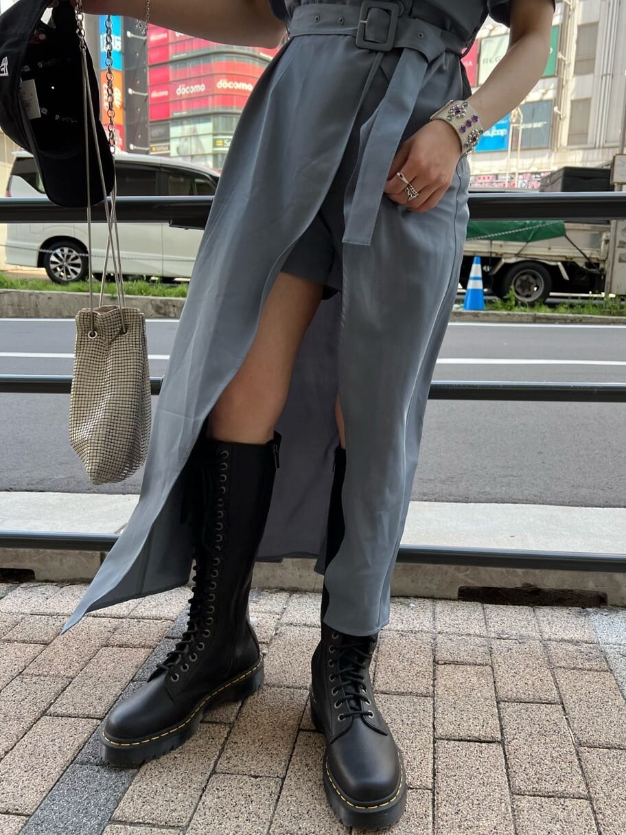 ブラック系のブーツ、グレー系のワンピース、ブラック系のキャップを着用したレディースの夏コーディネートの8枚目の写真