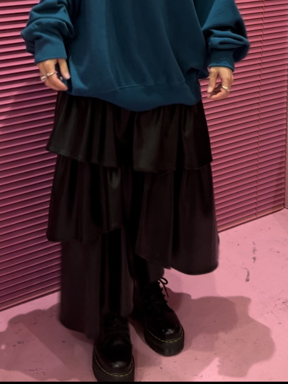 ブルー系のTシャツ/カットソー、ブラック系のスカート、ブラック系のブーツを着用したレディースの秋コーディネートの3枚目の写真