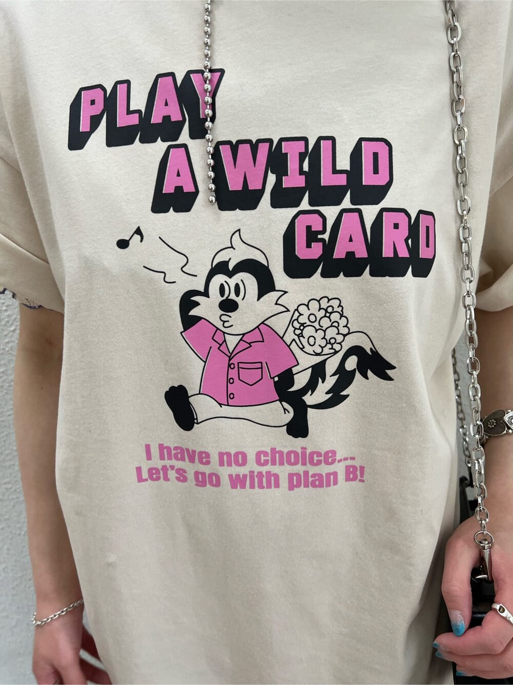 ブラック系のハンドバッグ、パープル系のワンピース、ブラック系のその他シューズを着用したレディースの夏コーディネートの6枚目の写真