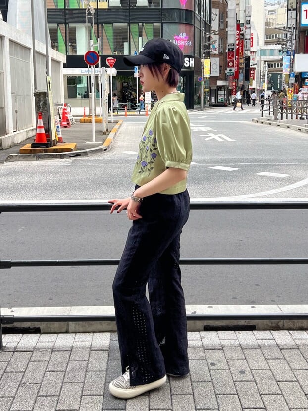 ブラック系のその他パンツ、グリーン系のシャツ/ブラウス、ブラック系のキャップを着用したレディースの夏コーディネートの2枚目の写真