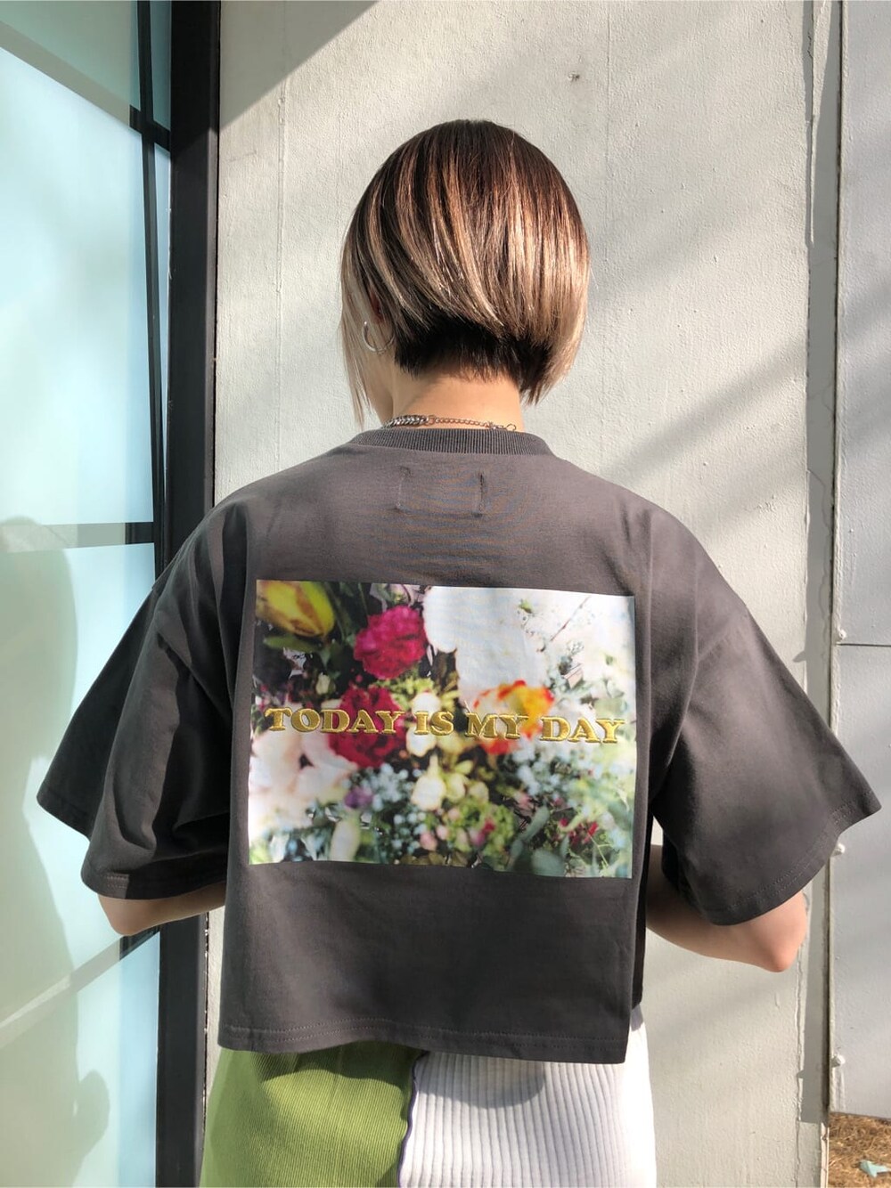 ホワイト系のテーラードジャケット、グリーン系のスカート、ブラック系のTシャツ/カットソーを着用したレディースの春コーディネートの9枚目の写真