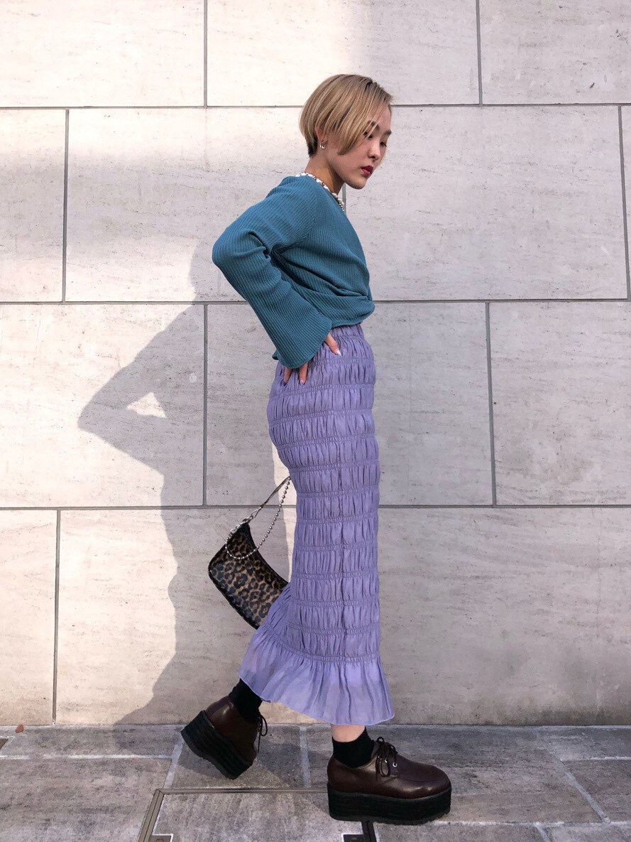 その他のショルダーバッグ、パープル系のスカート、ブラウン系のローファーを着用したレディースの春コーディネートの3枚目の写真