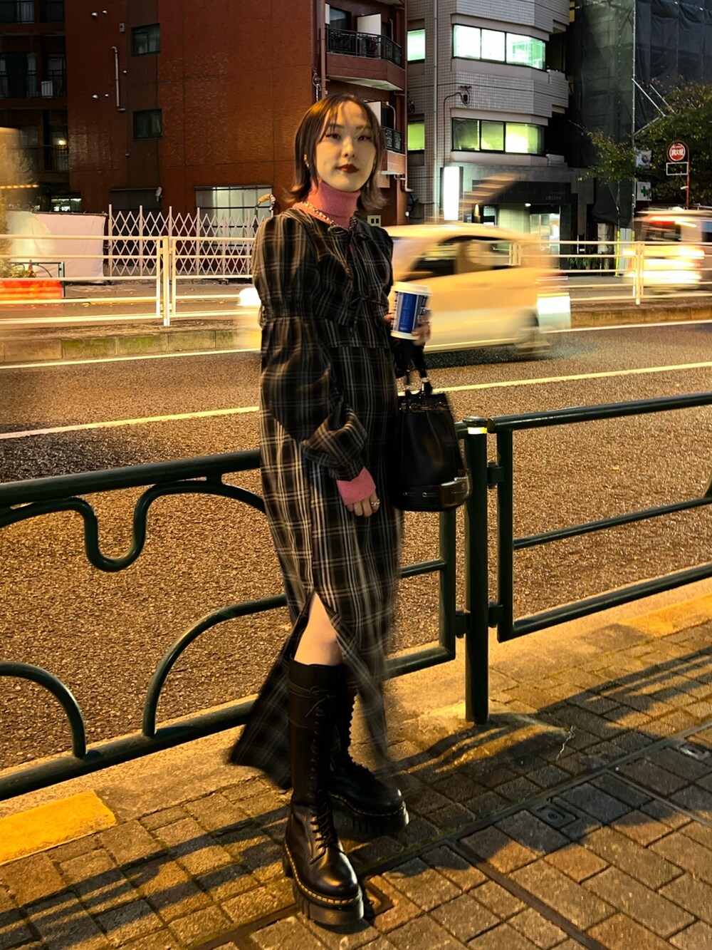 ブラック系のワンピース、ピンク系のニット/セーターを着用したレディースの冬コーディネートの2枚目の写真