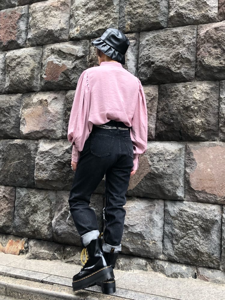 ブラック系のデニムパンツ、ピンク系のシャツ/ブラウス、ブラック系のベルトを着用したレディースの秋コーディネートの5枚目の写真