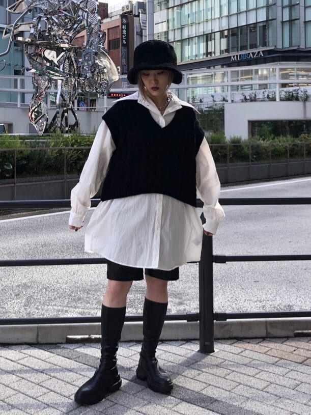 ブラウン系のムートンコート、ブラック系のシャツワンピース、ブラック系のハットを着用したレディースの秋コーディネートの5枚目の写真