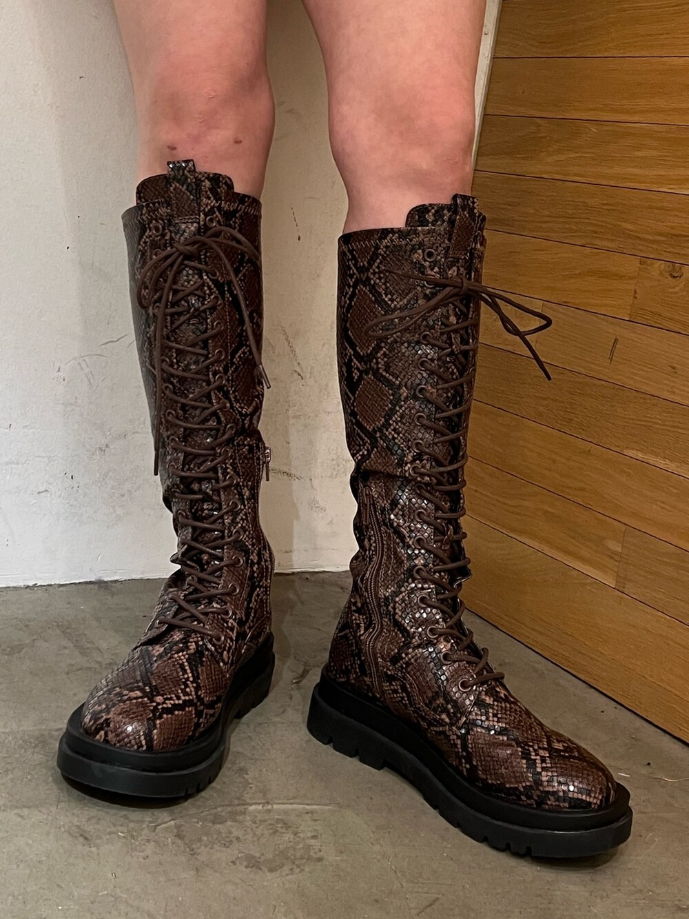 ブルー系のブルゾン、ホワイト系のTシャツ/カットソー、その他のブーツを着用したレディースの春コーディネートの9枚目の写真