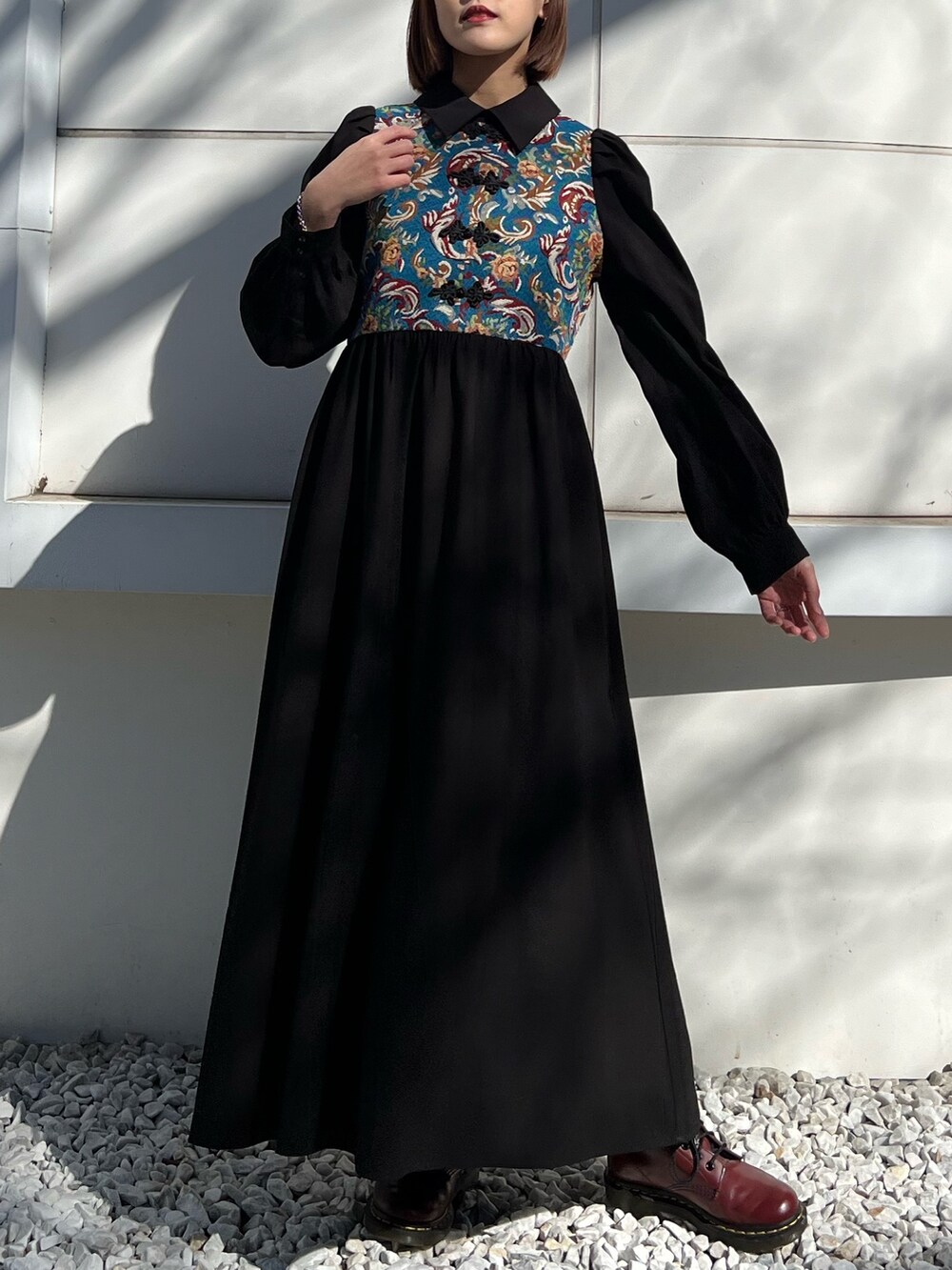 ブラック系のワンピースを着用したレディースの冬コーディネートの5枚目の写真