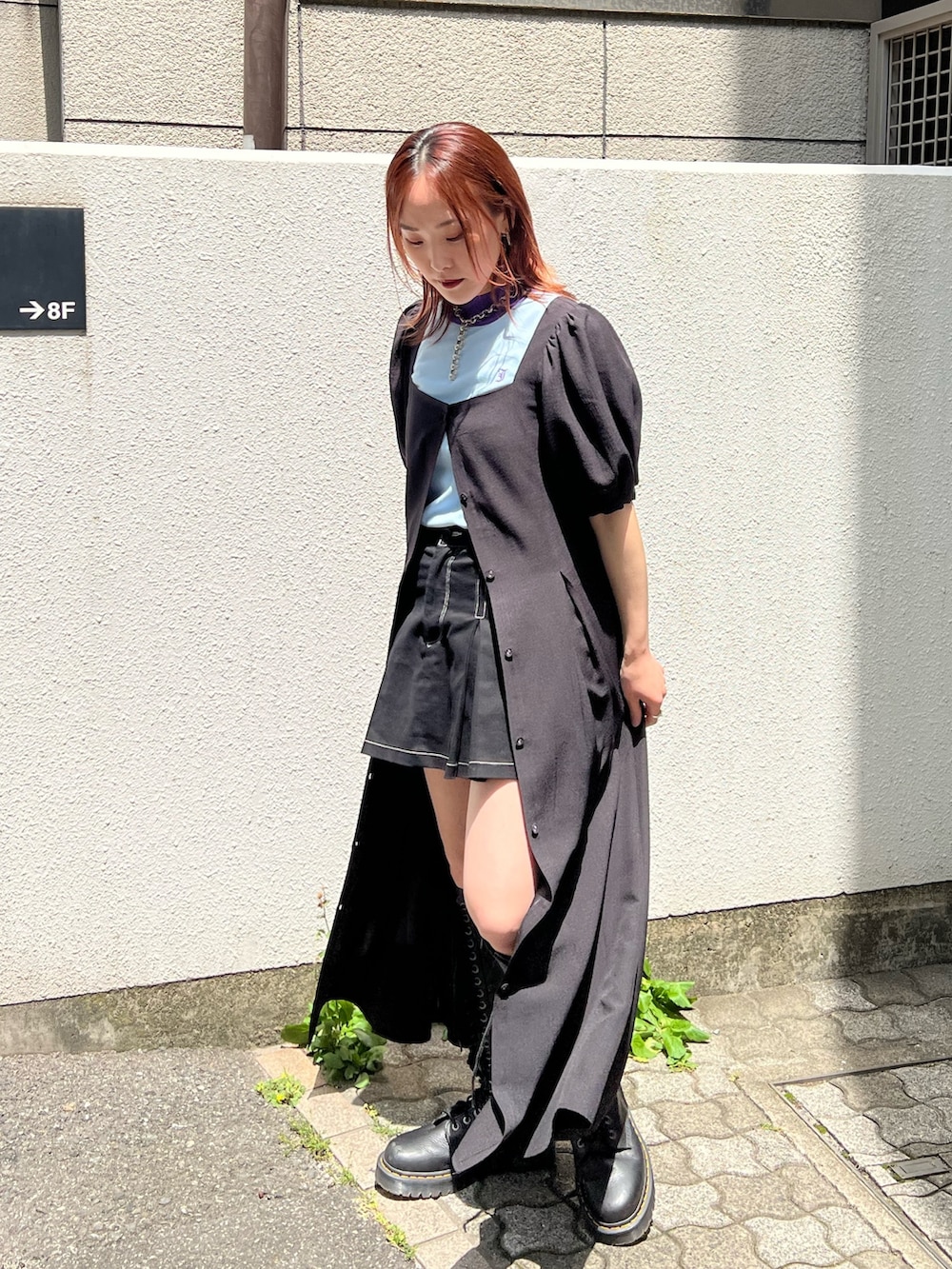 ブラック系のワンピース、ブラック系のその他パンツ、ブラック系のブーツを着用したレディースの夏コーディネートの2枚目の写真