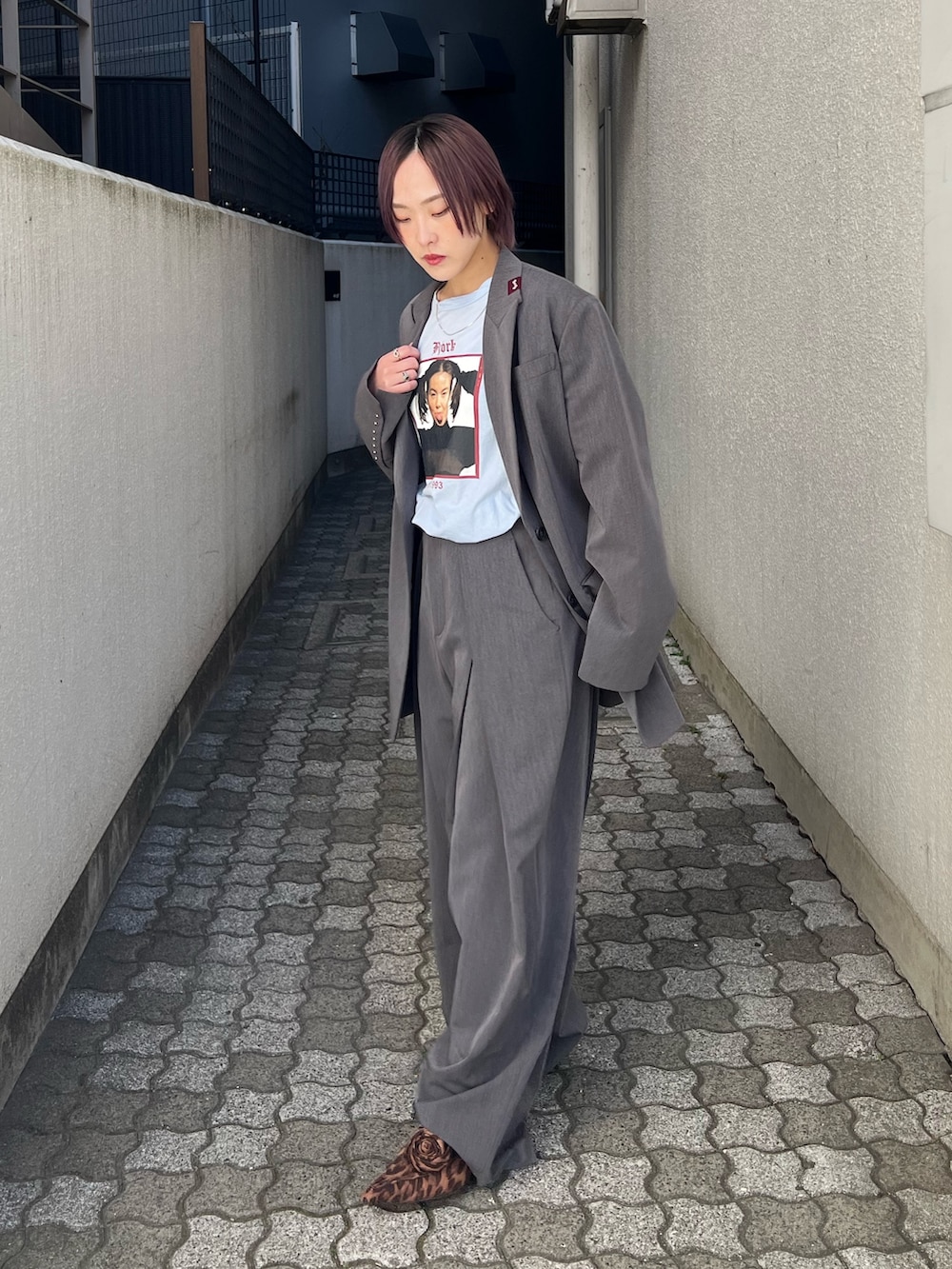 グレー系のテーラードジャケット、グレー系のスラックス、ブルー系のTシャツ/カットソーを着用したレディースの春コーディネートの6枚目の写真