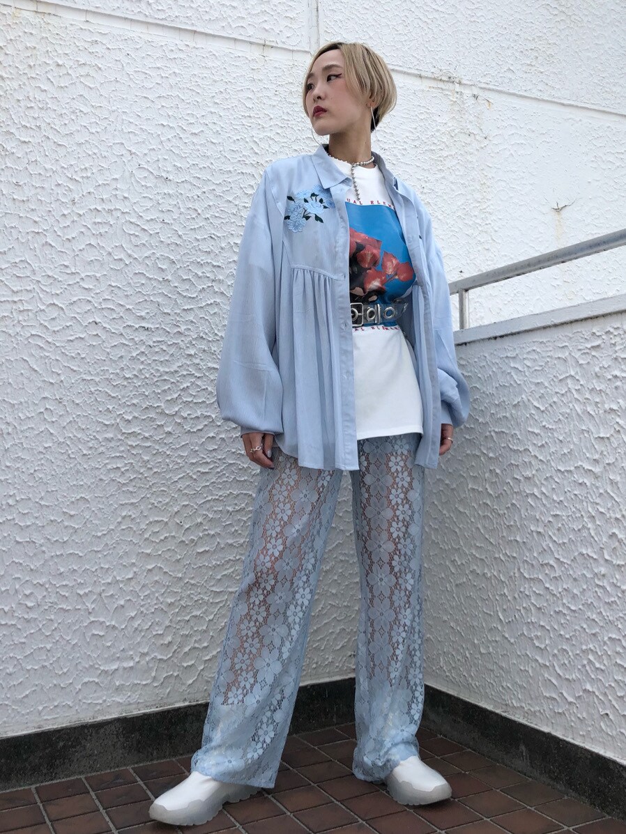 ホワイト系のブーツ、ブルー系のシャツ/ブラウス、ホワイト系のTシャツ/カットソーを着用したレディースの春コーディネートの6枚目の写真