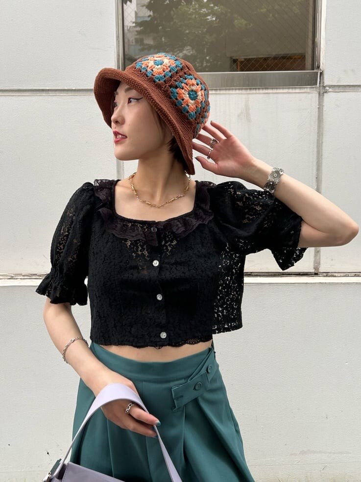 ブラック系のブーツ、ブラック系のキャミソール、パープル系のハンドバッグを着用したレディースの夏コーディネートの6枚目の写真