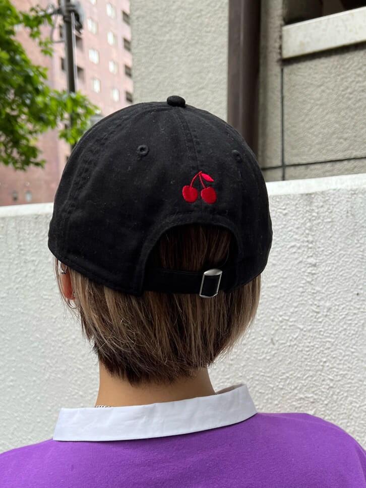 パープル系のワンピース、ブラック系のローファー、ブラック系のキャップを着用したレディースの春コーディネートの10枚目の写真