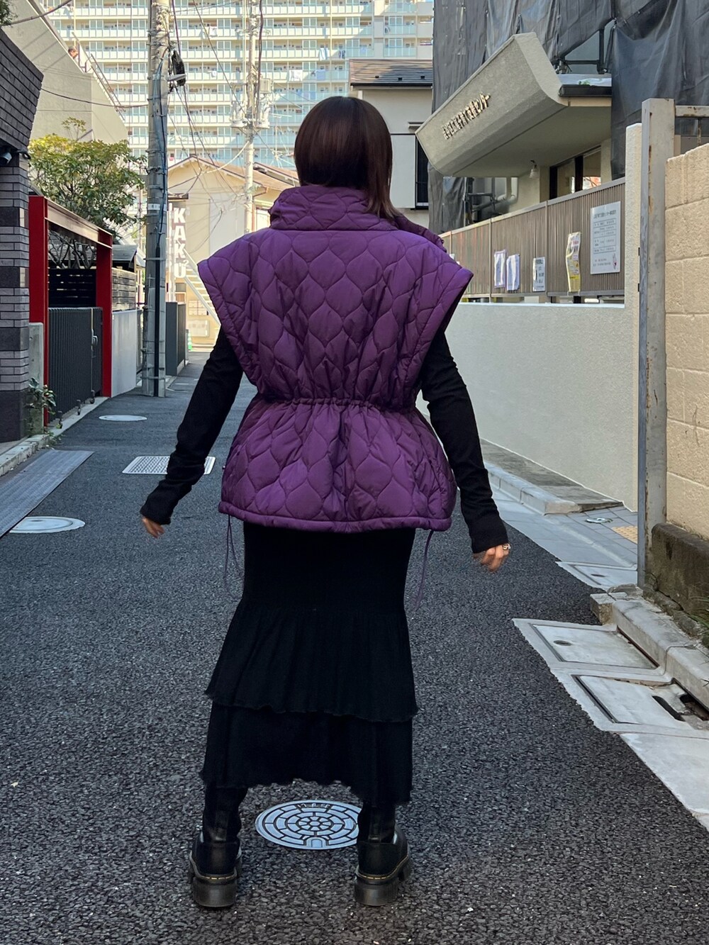 パープル系のその他アウター、ブラック系のワンピースを着用したレディースの冬コーディネートの3枚目の写真