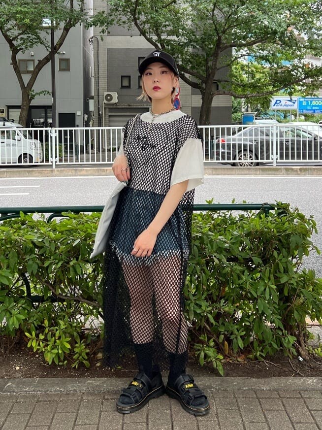 ブルー系のデニムパンツ、ブラック系のワンピース、ホワイト系のTシャツ/カットソーを着用したレディースの夏コーディネートの5枚目の写真