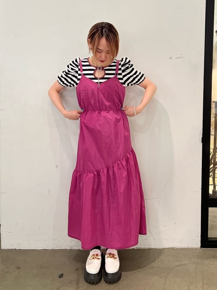 ホワイト系のローファー、ホワイト系のTシャツ/カットソー、ピンク系のジャンパースカートを着用したレディースの秋コーディネートの5枚目の写真