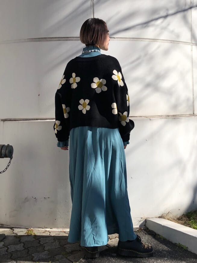 ブラック系のワンピース、ブラック系のカーディガン/ボレロを着用したレディースの冬コーディネートの3枚目の写真