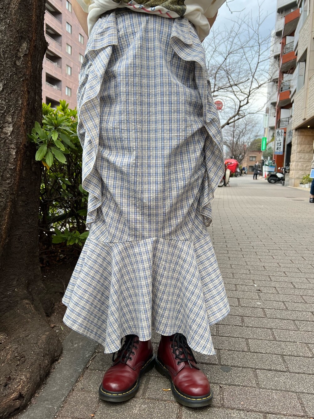 ブルー系のスカート、ホワイト系のTシャツ/カットソー、ホワイト系のハンチング/ベレー帽を着用したレディースの春コーディネートの8枚目の写真