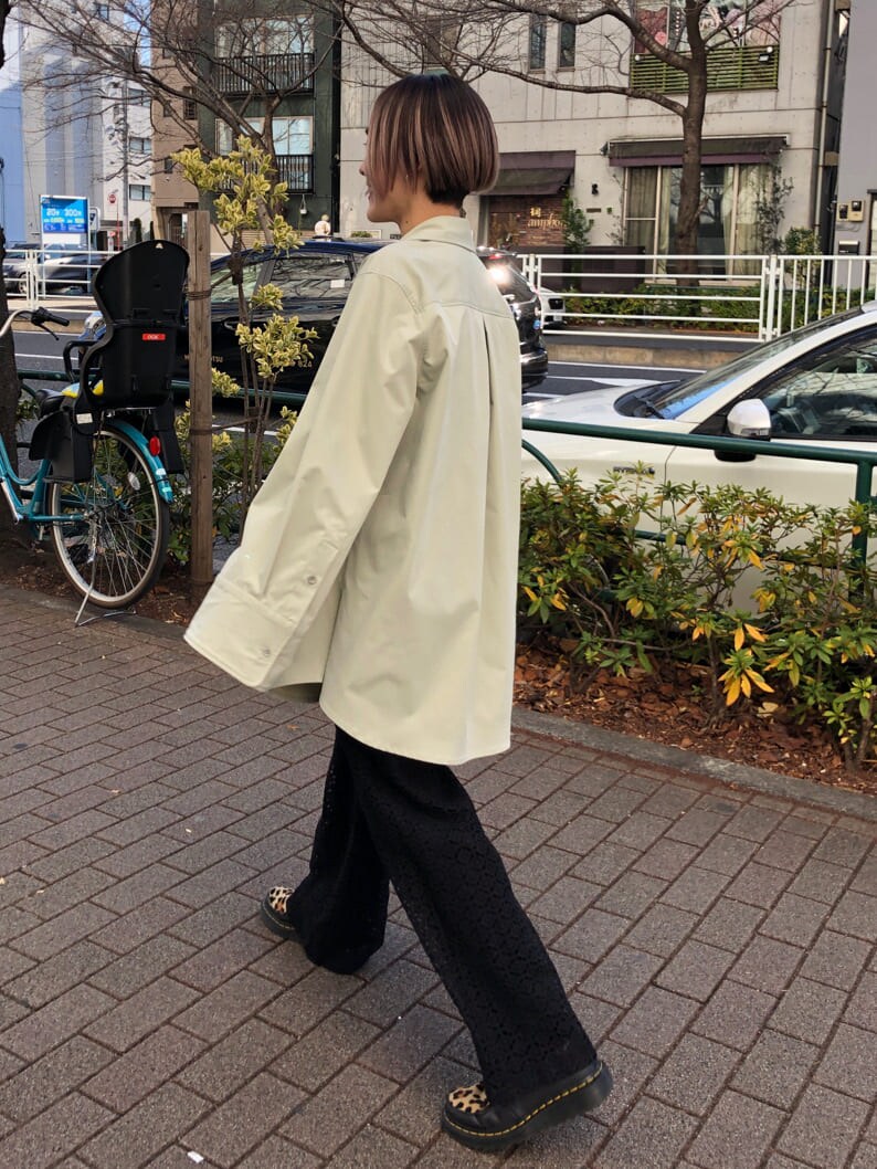 グリーン系のシャツ/ブラウス、ブラック系のスラックスを着用したレディースの春コーディネートの3枚目の写真