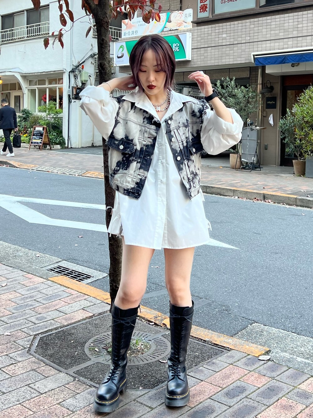 ブラック系のデニムジャケット、ホワイト系のシャツ/ブラウス、ブラック系のデニムパンツを着用したレディースの冬コーディネートの4枚目の写真