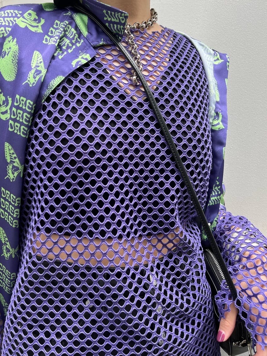 ブラック系のデニムパンツ、ブラック系のキャミソール、パープル系のTシャツ/カットソーを着用したレディースの夏コーディネートの8枚目の写真