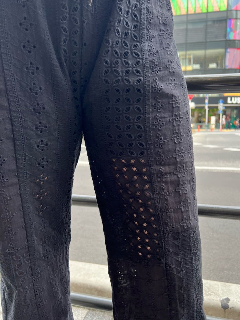 ブラック系のその他パンツ、グリーン系のシャツ/ブラウス、ブラック系のキャップを着用したレディースの夏コーディネートの9枚目の写真