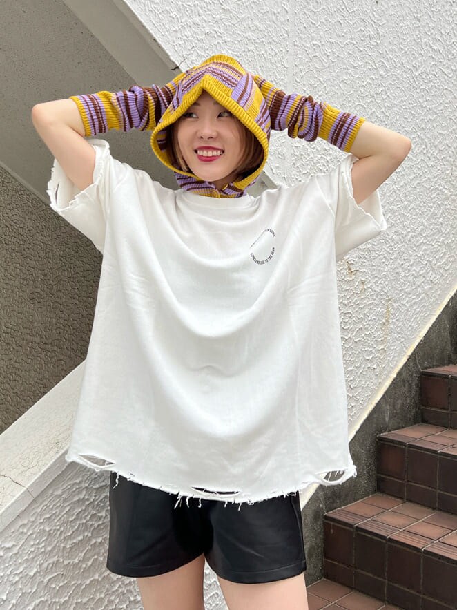 ブラック系のその他パンツ、ブラック系のブーツ、ホワイト系のTシャツ/カットソーを着用したレディースの夏コーディネートの6枚目の写真