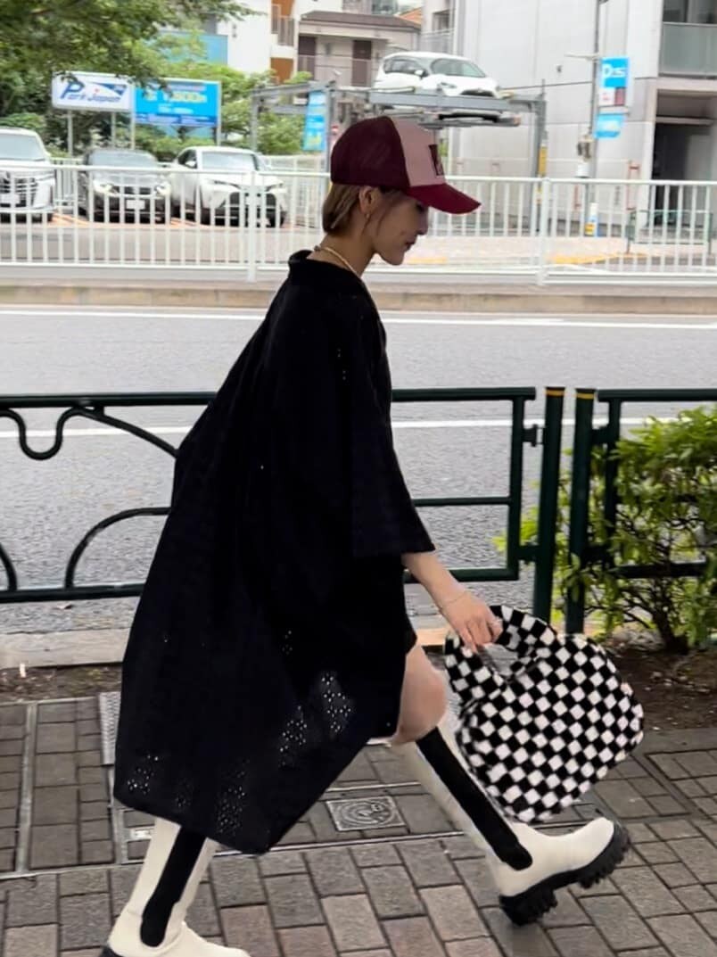 グリーン系のキャミソール、ホワイト系のブーツ、ブラック系のシャツ/ブラウスを着用したレディースの夏コーディネートの3枚目の写真