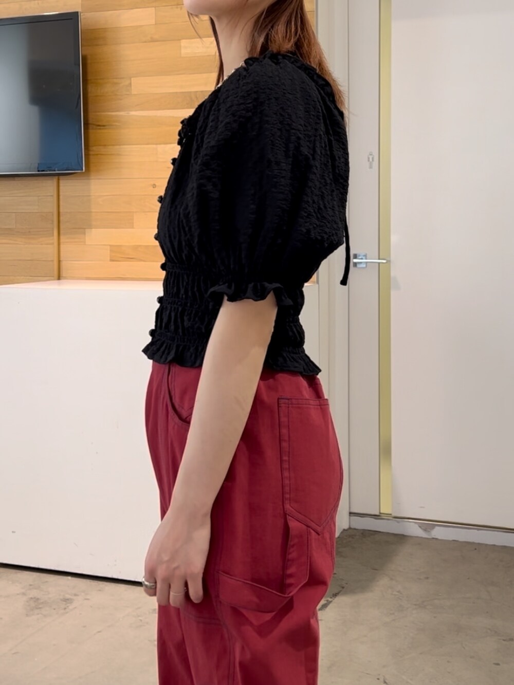 ブラック系のシャツ/ブラウス、レッド系のその他パンツを着用したレディースの夏コーディネートの8枚目の写真