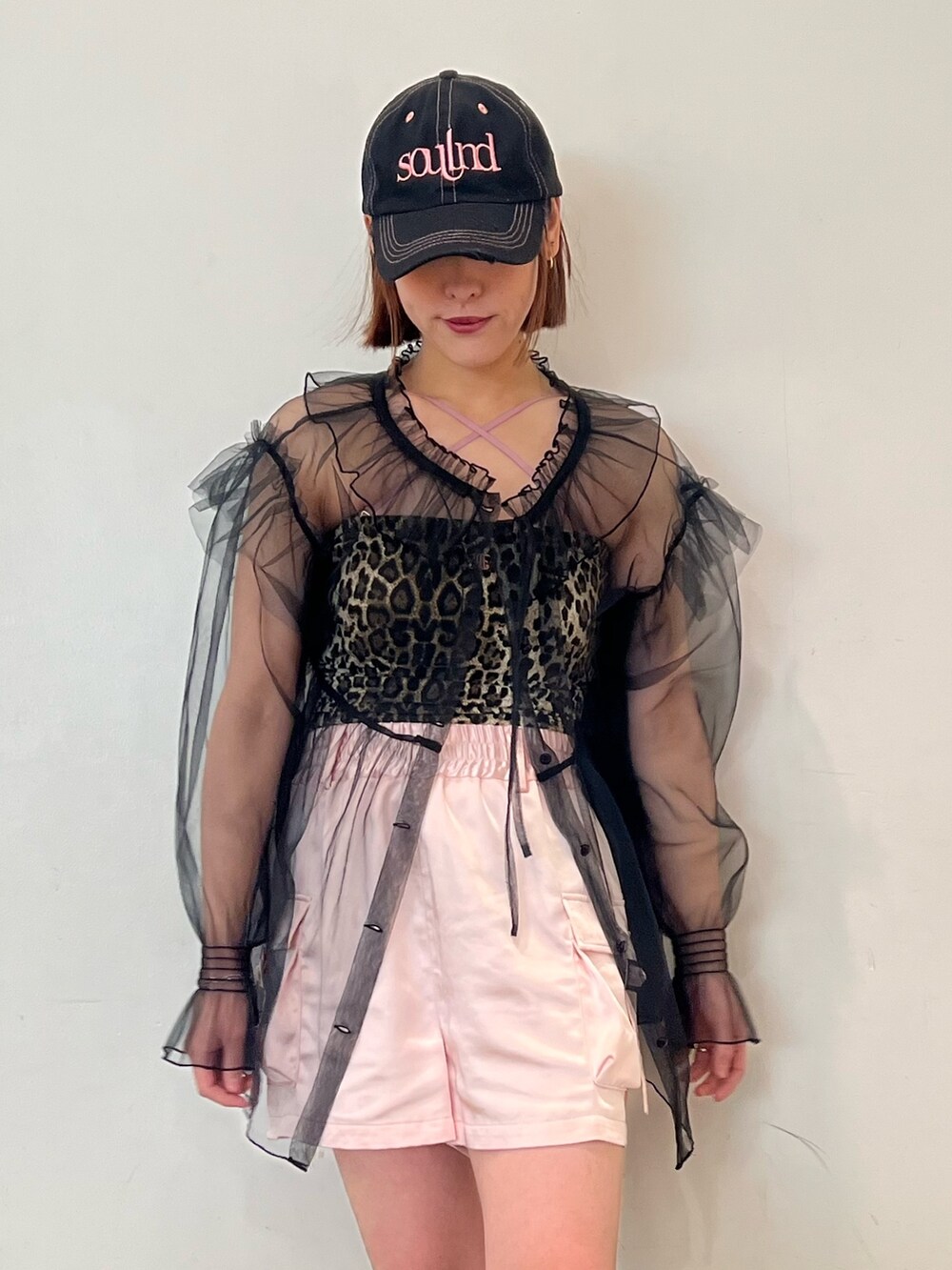 ブラック系のシャツ/ブラウス、ブラウン系のキャミソール、ピンク系のその他パンツを着用したレディースの春コーディネートの9枚目の写真