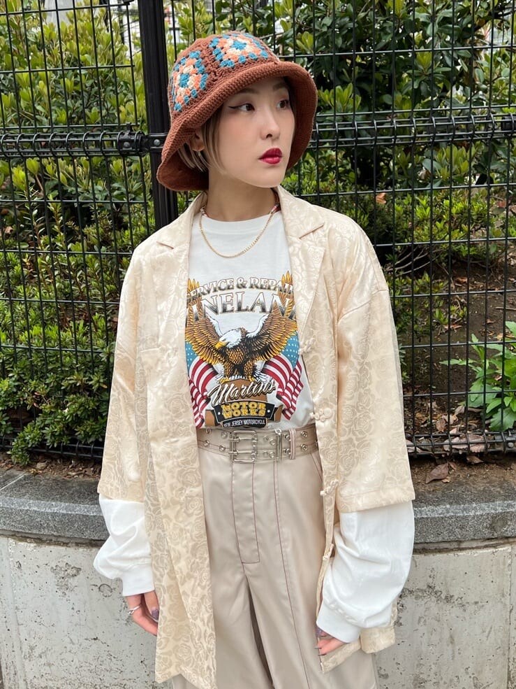 ホワイト系のスラックス、ホワイト系のシャツ/ブラウス、ホワイト系のTシャツ/カットソーを着用したレディースの春コーディネートの5枚目の写真