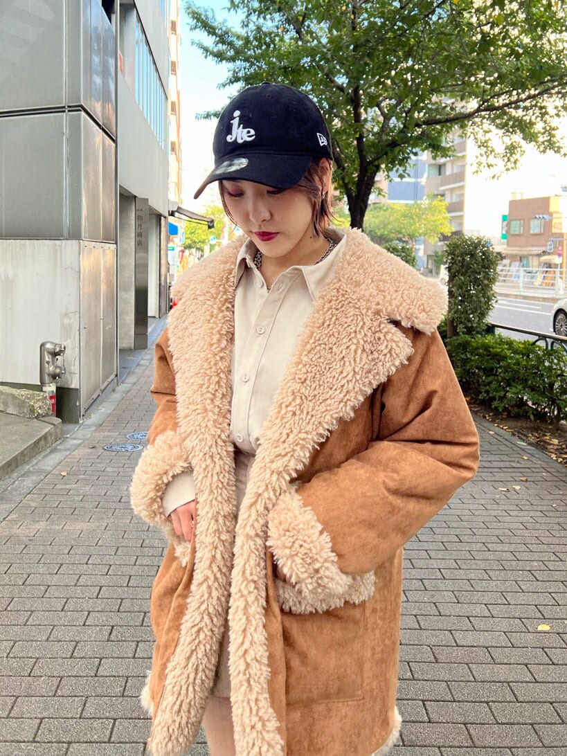 ブラック系のブーツ、ホワイト系のシャツ/ブラウス、ホワイト系のスカートを着用したレディースの秋コーディネートの5枚目の写真