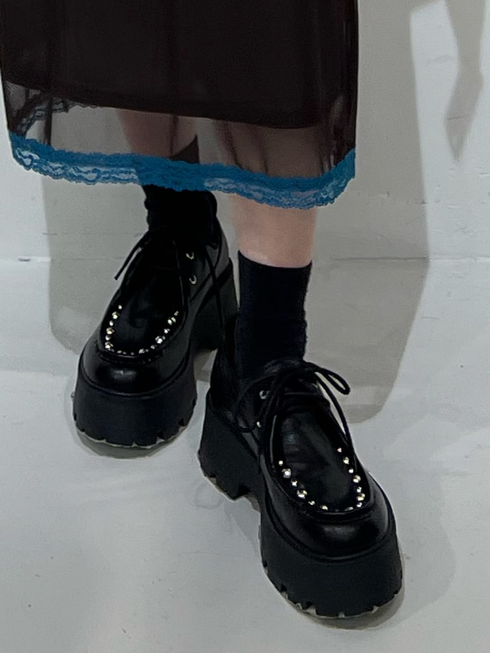 ブラック系のローファー、ブラック系のライダースジャケット、ブラウン系のTシャツ/カットソーを着用したレディースの春コーディネートの8枚目の写真