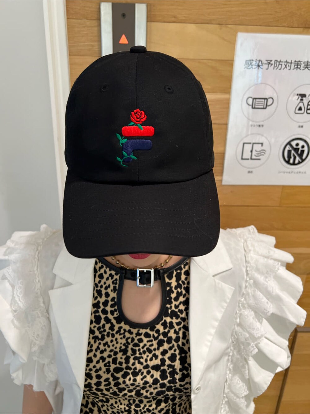 ホワイト系のボストンバッグ、ホワイト系のシャツ/ブラウス、ベージュ系のTシャツ/カットソーを着用したレディースの夏コーディネートの9枚目の写真