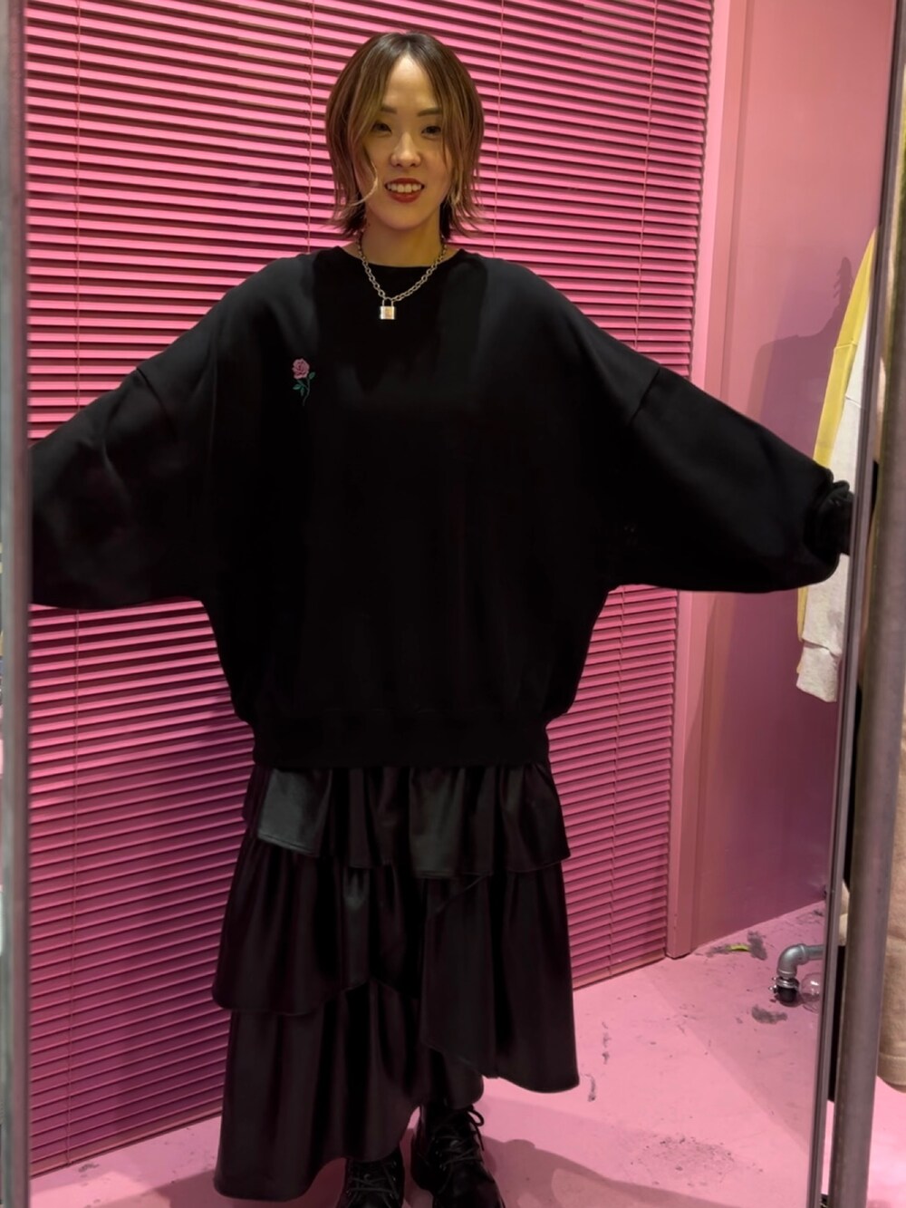 ブラック系のTシャツ/カットソー、ブラック系のスカート、ブラック系のブーツを着用したレディースの秋コーディネートの2枚目の写真