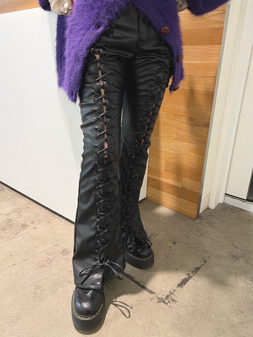 ホワイト系のシャツ/ブラウス、パープル系のカーディガン/ボレロ、ブラック系のデニムパンツを着用したレディースの冬コーディネートの9枚目の写真